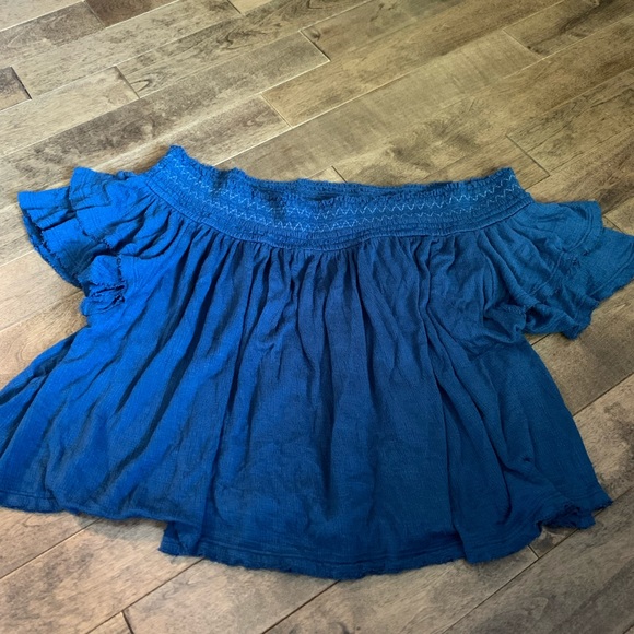 💥Free People deep blue off shoulder crop top fits like a large - Picture 2 of 7